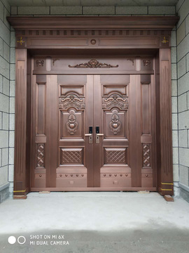 封閉四開(kāi)銅門(mén)